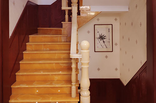 叶城中式别墅室内汉白玉石楼梯的定制安装装饰效果